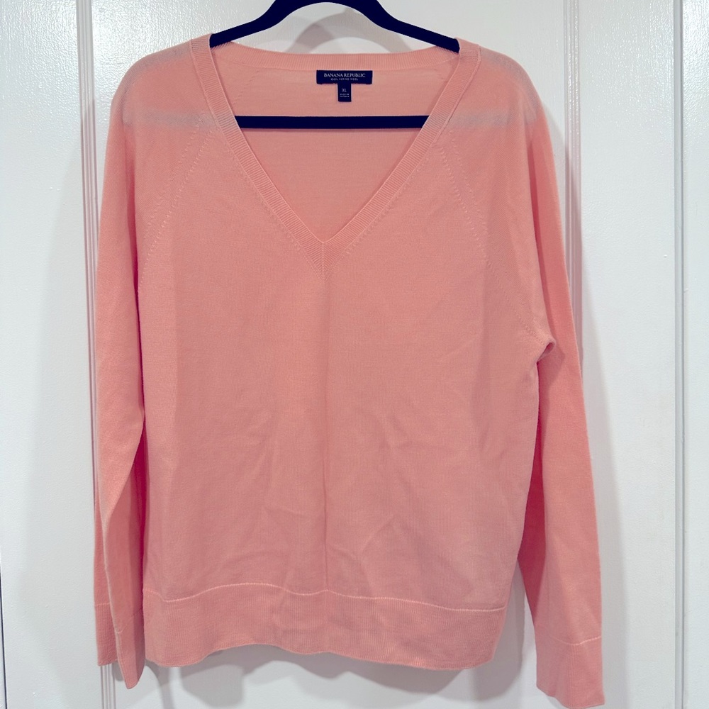 Banana Republic women’s V-neck Sweater - Pink